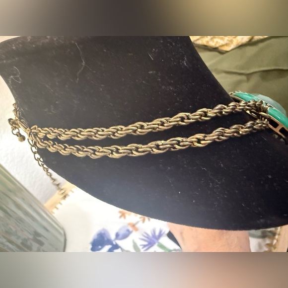 Elegant Green Statement Necklace - Picture 5 of 6